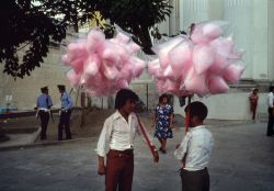 unrar:  Sellers of “candy floss”, (spun sugar) in Guatemala city 1981, Chriss Steele-Perkins.