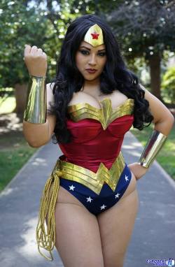 catsdontneednames:  moon—cunt:  yandere-soundwave:  luxxy-chan:  sexncomics:  #IvyDoomkitty #WonderWoman #Cosplay  Lordt.  I’m in love.٩(ˊᗜˋ*)و  oh, SHIT