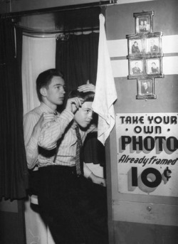 wehadfacesthen:  “Take Your Own Photo Already Framed”Photo booth, Washington DC, 1940