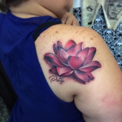 💀✖️para ver más de mi trabajo revisa mi perfil @gabrielwayne.art  tatuaje de flor de loto en la espalda en colores✖️💀 . . . . . . . . . #tattoo #tatuaje #tatu #loto #lotus #flor #flower #venezuela #lara #valencia #caracas #colombia #manizales