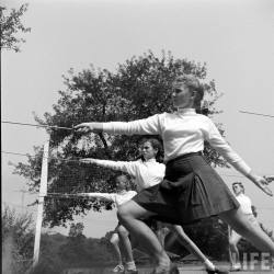 modernfencing:  electronicsquid:  Learning to fence in Nyack, New York (Martha Holmes. 1948)  [ID: several women practicing their foil lunges on a tennis court. Old, black and white photo.] 