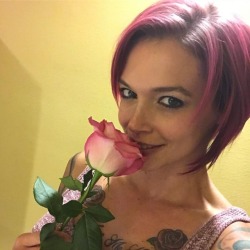 annabellpeaks:Just another way to make me smile… #flowers #rose #beautiful #loveawoman #sendherflowers #sharethelove