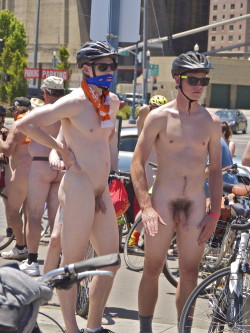 nudelifestyle:  naked bike ride