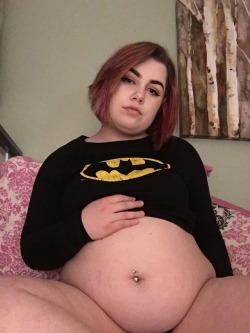 gothbelly:Just some cute chub pics from the other night. I’ve been eatin’ good lately just so I can stay over 200 pounds smh 🙄🐷