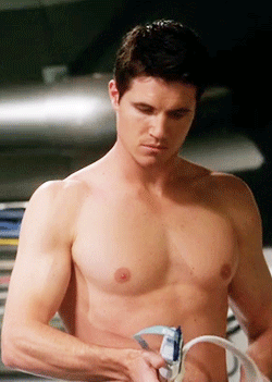 famousmeat:  Robbie Amell’s shirtless checkup on CW’s The Flash