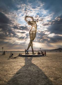 naked-hiker:  tiredmomentsintopleasure:  Burning Man 2013  I sooo want to go to this!