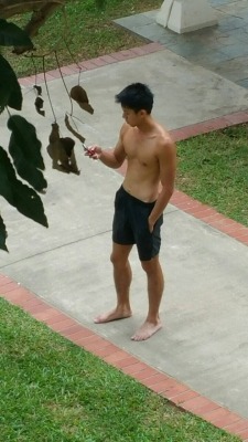 merlionboys:  Fan Submission: Just another typical sgboy chilling in the estate? Can you identify him? :P  #grabbedfrommylinegrouphttp://merlionboys.tumblr.com/ 