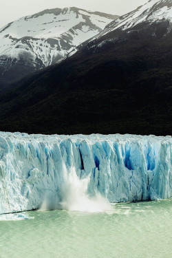 alecsgrg:  Glacier breaking off | ( by Cristian Coser ) 