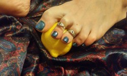 sweetcandytoes:  Squeeze my lemon, baby…‘til the juice runs down my leg…