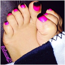 solecityusa:  Big Toe Scrunch (deedeerican123)In appreciation of female feet, arches, toes and soles - http://solecityusa.tumblr.com/