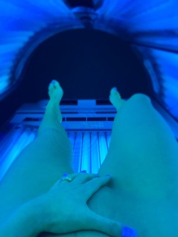 secretsexcloset:  tronderstein:  secretsexcloset:Tanning Bed Rule #1.  When you go tanning, bring a vibrator, because otherwise it’s boring.  Rule #2, When you forget your vibrator, manual substitution will do… I love sunbed orgasm  The best.  Because