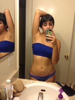achselhaare:  a-refreshing-reign:  Bye bye fuzzy armpits! A month is the longest they’ve gone in awhile… But remember when I didn’t shave or wax for like a year and a half?  www.dont-shave.com 