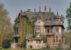 serendipity-creek:  youcan-callmesir:  wild-souls:  im assuming this house is probably haunted so i wouldn’t live in it but it is so beautiful  With a bit of work it could look like my castle  Can we explore it first though. It looks like great fun.