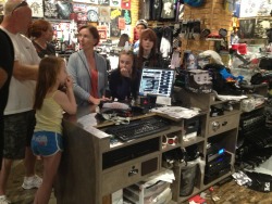 618-am:lztybrn: i love when u go to hot topic and u see a family in there and you can always tell exactly which child made the rest of the family go in   LMFAOOOOOOOOOOOOO😭😭😭😭