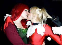 kissing girls cosplay