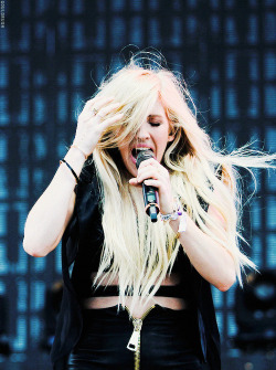 wetheurban:  MUSIC: Watch Ellie Goulding Perform @ Coachella 2014 Blonde powerhouse Ellie Goulding took the stage yesterday at Coachella with leather getup, high energy, and stellar vocals in tow.  Read More 