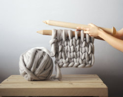 kenyagoldengirl:  ladyinterior:  Oversized Knitted Blankets, Anna Mo  this looks extremely hot  Need!!!
