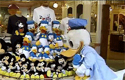 myevangeline:  hunnnnie:   this is the most important gif on the INTERNET  I can’t breathe, this is the best thing ever  when people ask why donald duck is my favorite character i refer them to this gif.   El pato donald es un loquillo xd
