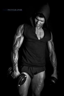 DOES BODYBUILDING TRAINING HELP ATHLETES BECOME BETTER ATHLETES? Functional training can definitely help the bodybuilder become a better bodybuilder, but is the reverse also true? In some instances yes, bodybuilding training can help the athlete. For