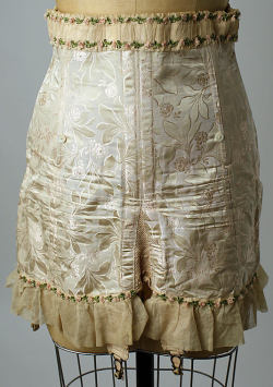 omgthatdress:  Girdle 1924 The Metropolitan Museum of Art The corset hadn’t been completely abandoned.  For women whose bodies didn’t conform to the boyish flapper ideal (or for those who were still just stuck in the old days), you could hold your