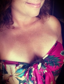 curiouswinekitten2:  Just returned from an impromptu first time trip to Maui, so I thought I’d give you some sarong cleavage today☀️😘  🌺🌺🌺.   That’s wonderful!  I hope you had a great time!
