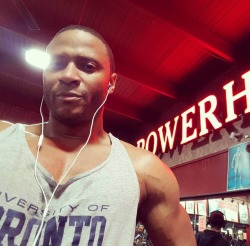 saebrfan:  David Ramsey on Twitter: “Gotta get it in! Will be back at it in no time! #arrowseason5 @ Powerhouse Gym Highland Park” 