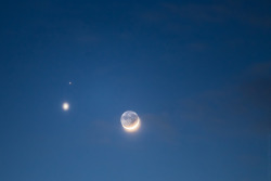 goth-dad:  Sun, moon, Venus, Mars (I believe) in one photo. 