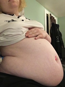 gothbelly:  220 is creepin’ up on me👀💦 this big belly is proof