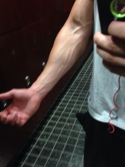 swollton:  jlayton4:  swollton I can get the vascularity from them. Just size doesn’t wanna come. Calves and forearms 😩🔫  See but I want your vascularity tho lolI started my cut so we’ll see how much size I can keep 😬😁  What weight did