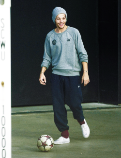 thomasbsangster-blog:  Louis Tomlinson plays soccer outside the Perth Arena before sound check in Perth, Western Australia (28.09.2013) 