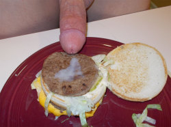 kinkykinkblink:  tob69:  germcouple:   Sperma auf einem Mc-Donalds - Burger schmeckt wirklich sehr geil. Schon selbst mehrfach ausprobiert. ^^ Ideal geeignet zum Schlucktraining!    Lecker Lecker    EXTRA SPECIAL SAUCE!!!  