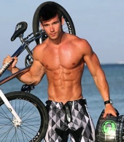 swimtrollchicago:  supervillainl:  Will Grant is a sexy cyclist.  a