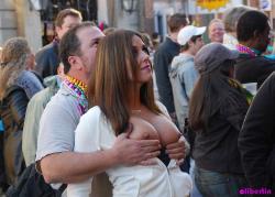allwomenarebeautifulblog:  A true gentleman always helps his lady friend flash her breasts at strangers. 