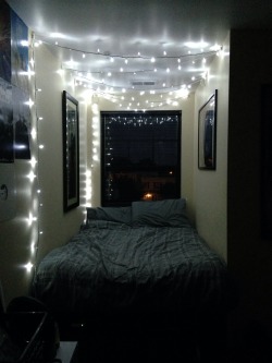 poopflow:  finally hung my lights above my bed!! 