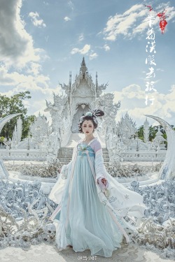 changan-moon:  Traditional Chinese fashion, hanfu in Tang dynasty style | Photo by 当小时 | Background is Wat Rong Khun in Thailand. 