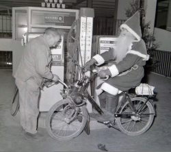 photos-de-france:  Clermont-Ferrand, le Père Noël fait le plein d’essence de son solex le 24 decembre 1964. 