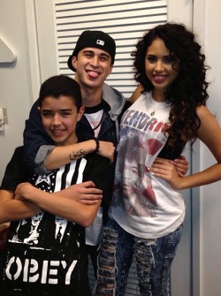jasminevillegasoutfits:  Just before Jasmine performs today, her manager uploaded this pic to Instagram of her and her brothers. She’s wearing this Jimi Hendrix American Flag shirt from Forever 21! You can get it for ฟ.80 here: http://www.forever21.com/