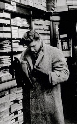 thewonderofelvis:  Elvis at the Supreme Men’s Shop in New York, March 17, 1956. Photos by Alfred Wertheimer. 