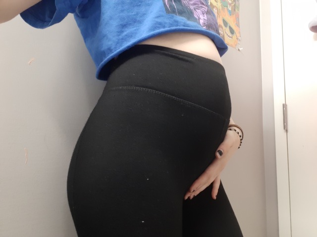 gainingbunny:I miss having a tiny gut in high waisted leggings, its cuttee!! I ate good today 