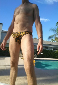 myunderpants4321:  Smoke.and a.piss poolside…  Very hot!!!!!!!!!!!