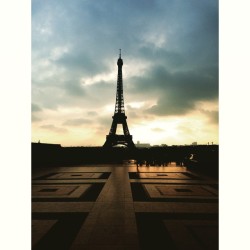 🇫🇷 morning walk to class. #Paris #eiffeltour #toureiffel #france #clouds #sky #cloudporn