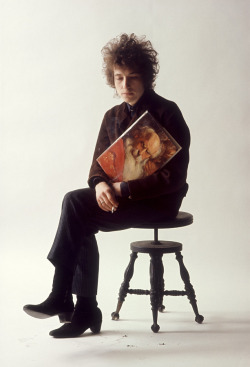 swinginglamour:Bob Dylan photographed by Jerry Schatzberg in 1965.
