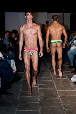 manthongsnstrings:  Now this is the kind of fashion show I’d like to attend! 