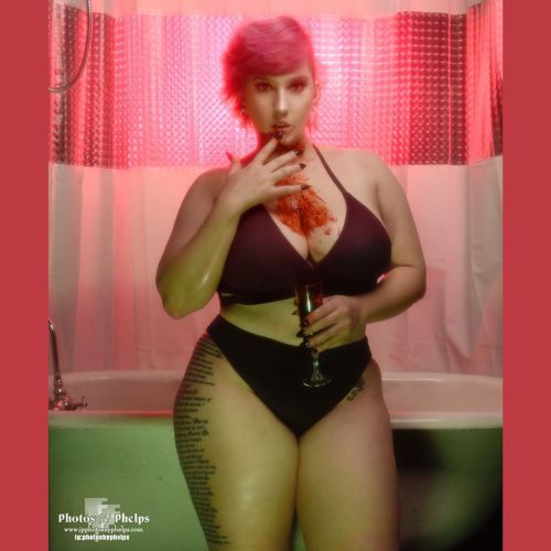 Have a great morning with a delicious Bloody Mary&hellip;.. #photosbyphelps #curves #thick #halloween #shorthair #vampress #redeyes #thickgal #nikon #glamour #blood #imakeprettypeopleprettier  www.jpphotosbyphelps.com  (at House of Photography Studio)