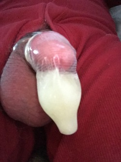 dallascondom:  Fan submitted. Now that is a used condom. Full of baby batter. 
