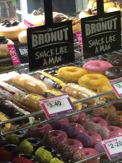 thespacegoat:  prassio:  onebloopin:  Because a normal donut is too feminine  luvin this bro nut  bronut in my mouth 