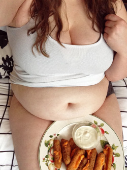 fierce-and-fat:  cheese sticks are da bomb okayand that belly ainâ€™t bad either