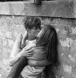 kitty-en-classe:  Paul Almásy, Jeune couple s’embrassant sur les quais de la Seine (au parc ‘Vert Galant’, Ile de la Cité, Paris, 1961) 