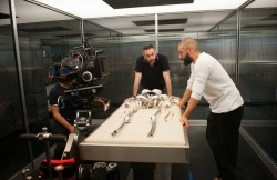 spikejonzes:  pickledelephant:  Alex Garland with Oscar Isaac, Alicia Vikander and Domhnall Gleeson while filming Ex Machina (2015)