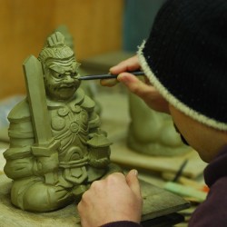tatsumi-oni:  毘沙門天の飾り瓦製作中。#七福神 #毘沙門天 #瓦 #淡路島
